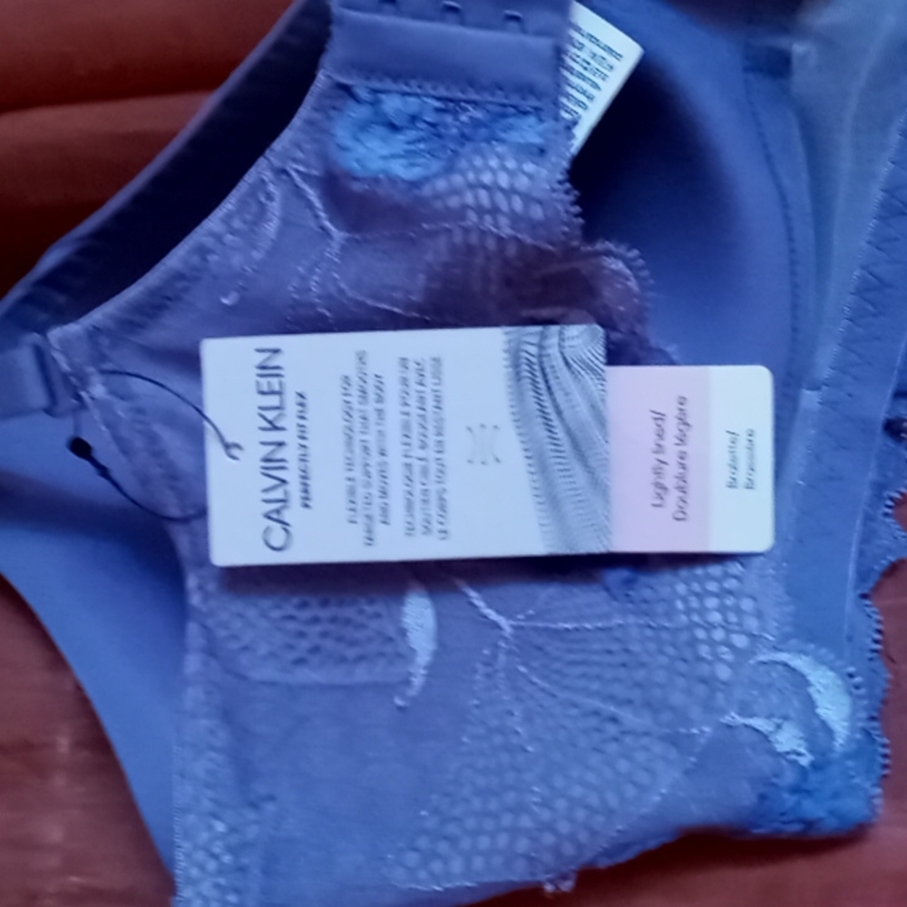 •Calvin Klein Wirefree Two-Way Convertible Bralette - Picture 10 of 13